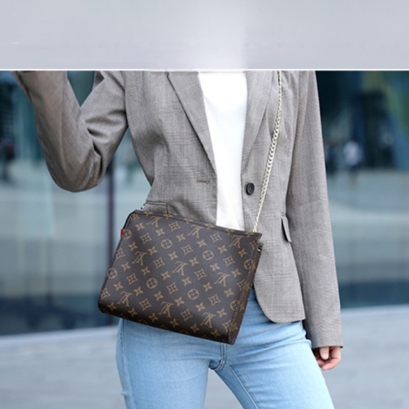 💕Beautiful Authentic Louis Vuitton Toiletry 26 Clutch/ Crossbody Monogram - Picture 2 of 16